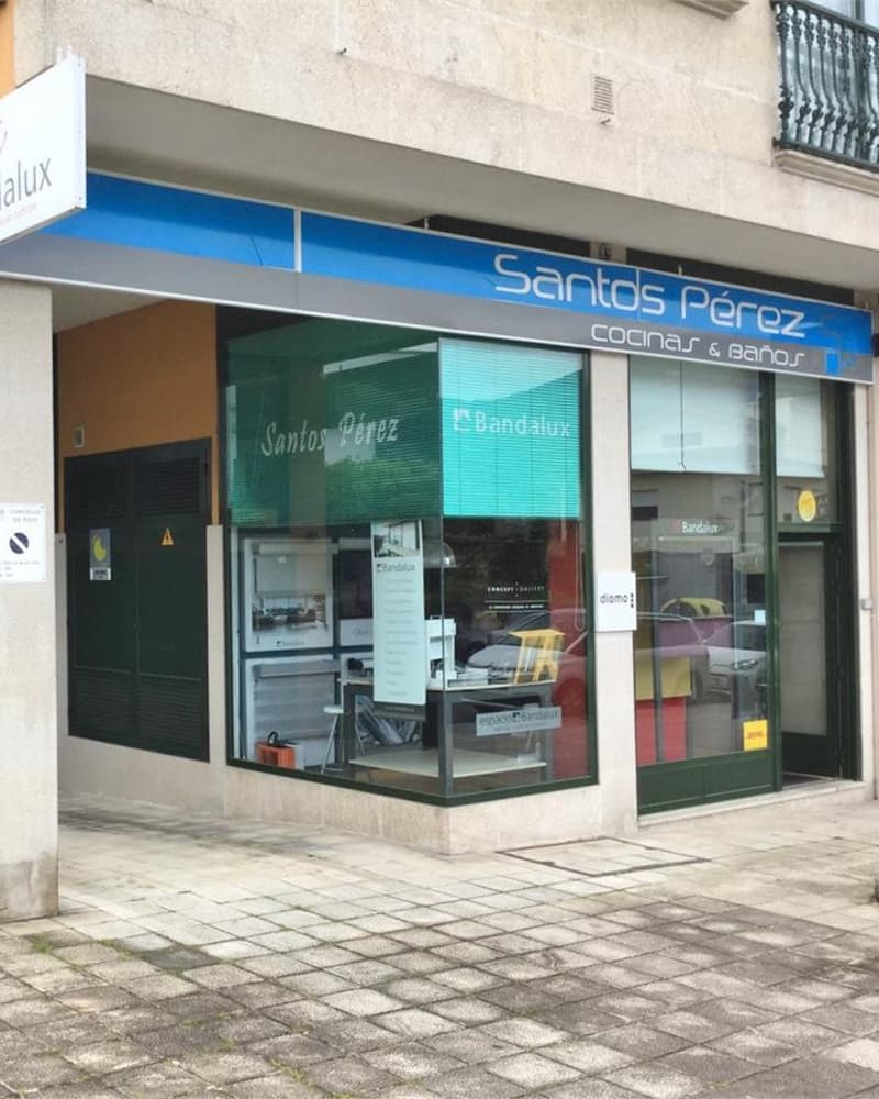 Fachada de la tienda de Santos Pérez en Poio