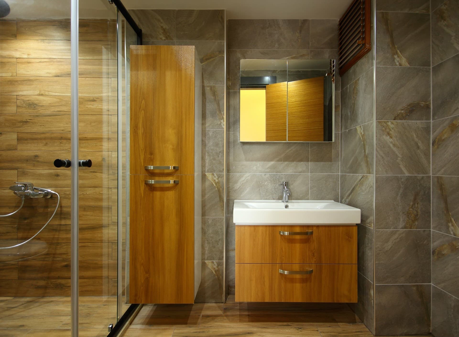 Mampara de baño a medida lista para instalar en Poio