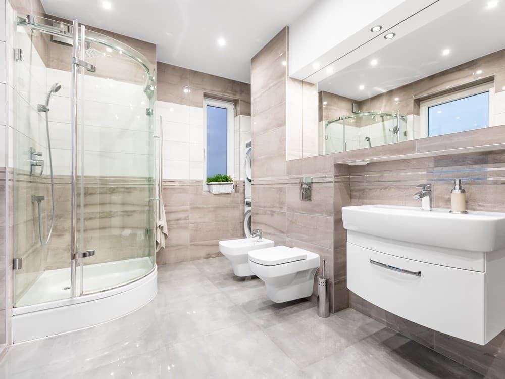 Mampara de baño de cristal templado instalada en Poio